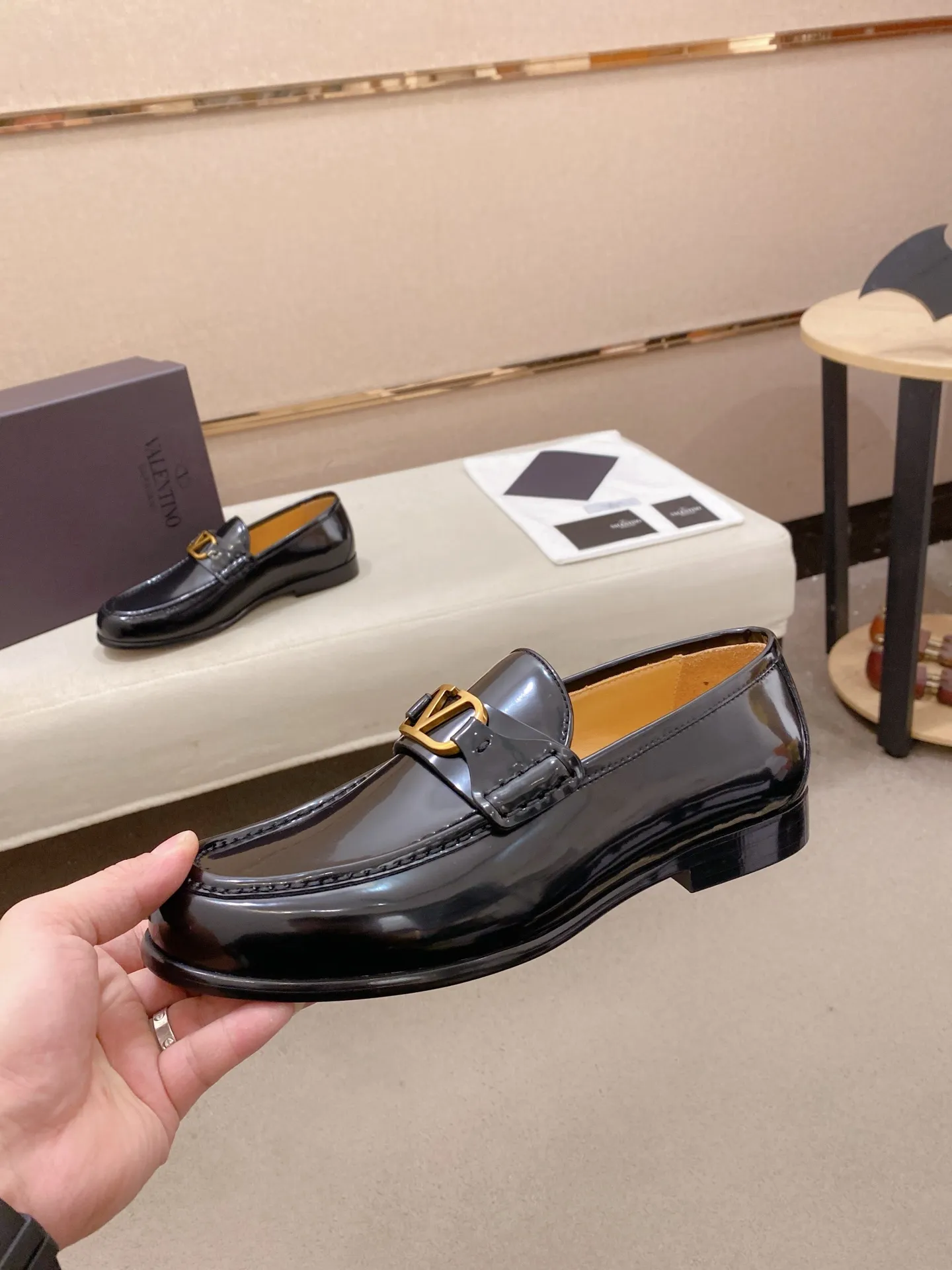 Factory price: 700💰Valentino's new men's V logo micro-label business casual loafers. These Derby loafers are made of imported cowhide leather. They are light in texture and cool in style. The uppers are decorated with brand logo buckles, highlighting the big-brand style! The lines reveal novel urban trends. The toe is round and full, and the rubber foam sole and triple protruding leather welt complement each other. It is extremely fashionable and charming, with dyed calfskin lining, genuine leather feet, and standard logo decoration. It is simple yet elegant. It has a classic European and American loose style and is extremely comfortable on the feet. Size: 39-44 (38.45. Customized)